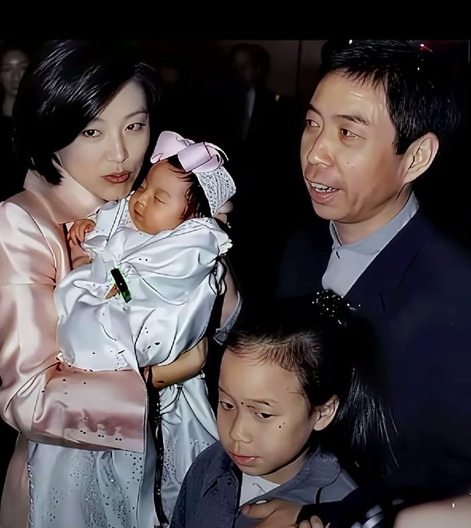 林青霞的俩个女儿，都没有遗传到她的美貌基因，长得都像爸爸，凸嘴尖脸。