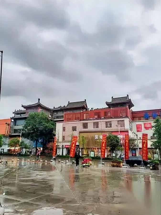 父母走后，群像被封。中秋零条消息。不是没空，是没人敢先喊“回家”。我憋到
