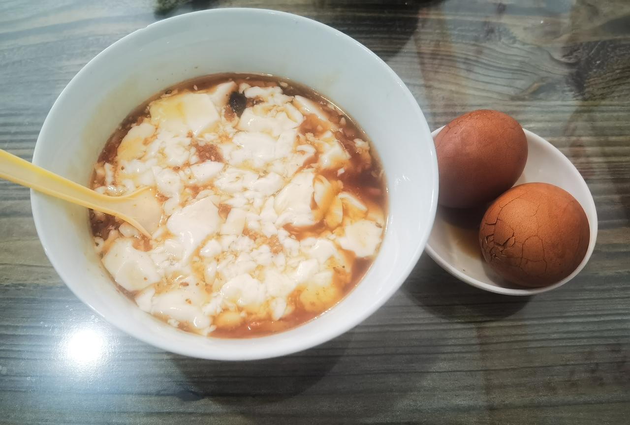 一份豆腐脑，两个鸡蛋，减肥早餐！加油，已经减了6斤多了[呲牙笑]