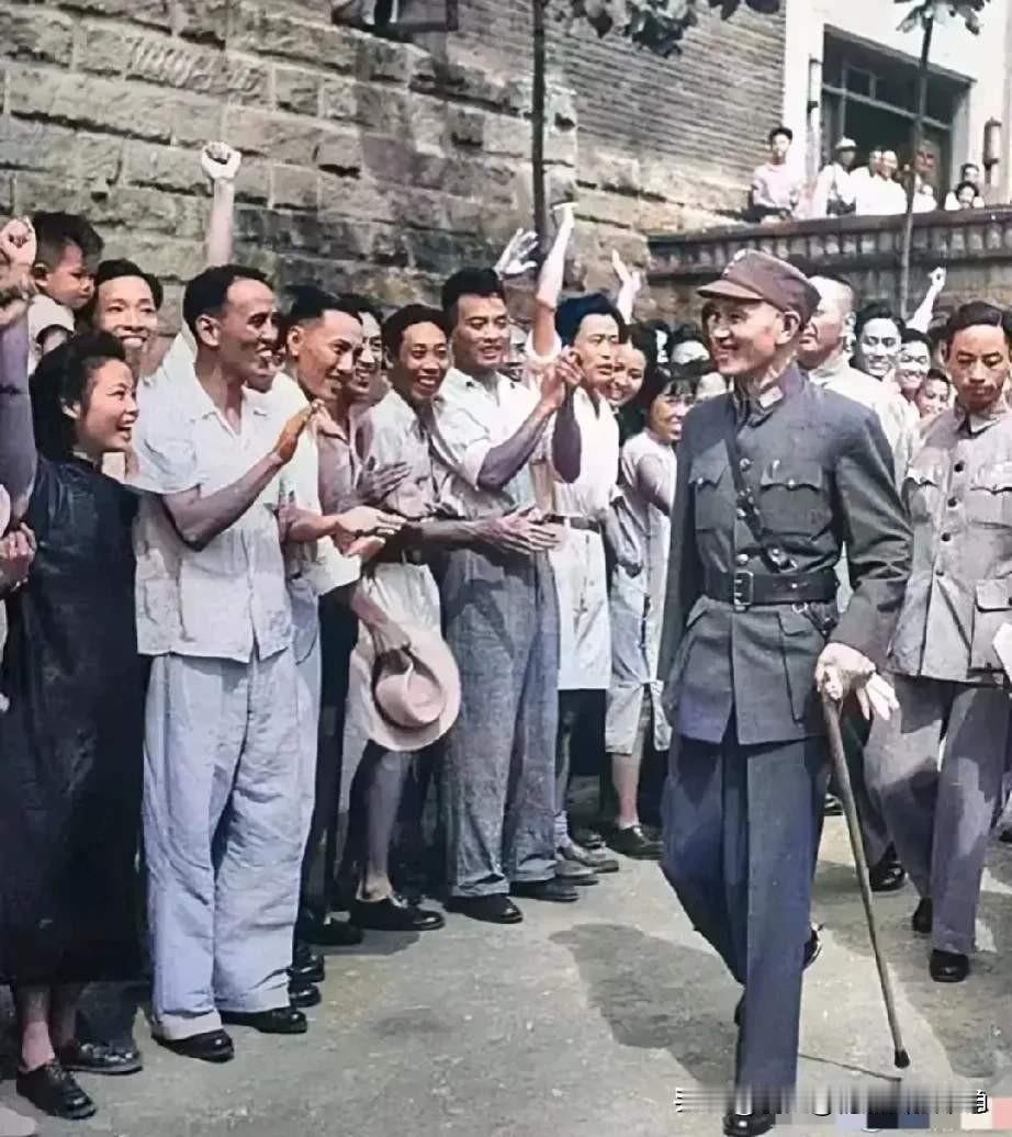 民国名人为何总爱揣一根手杖？翻看民国老照片，会发现一个很有意思的细节：不管是