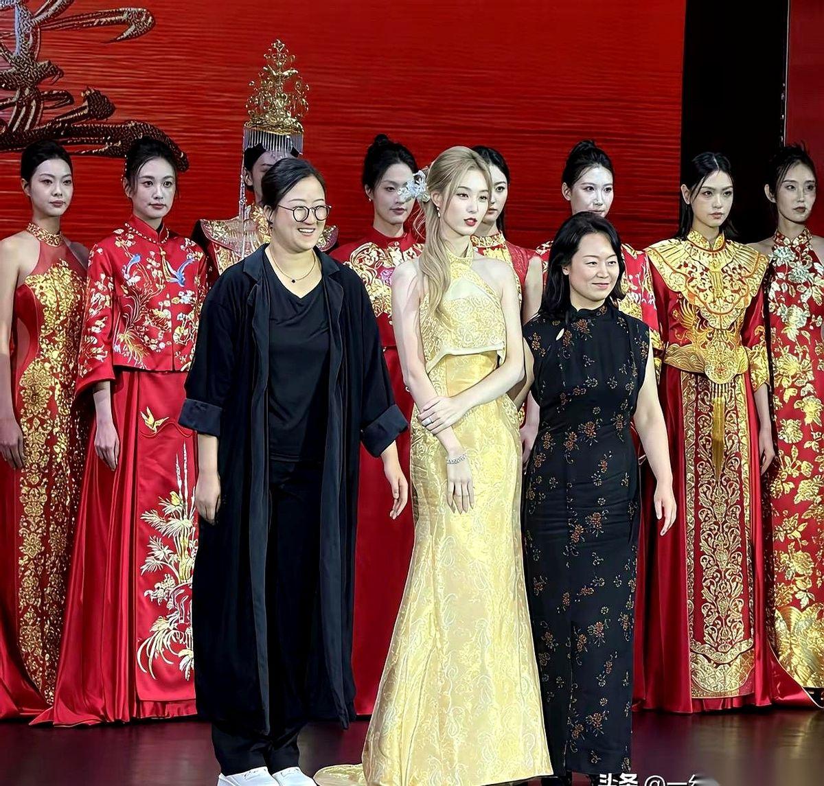 500克的大玻璃坨子，戴在新娘手上，说是钻戒。还一本正经地解释：爱情，是不能被