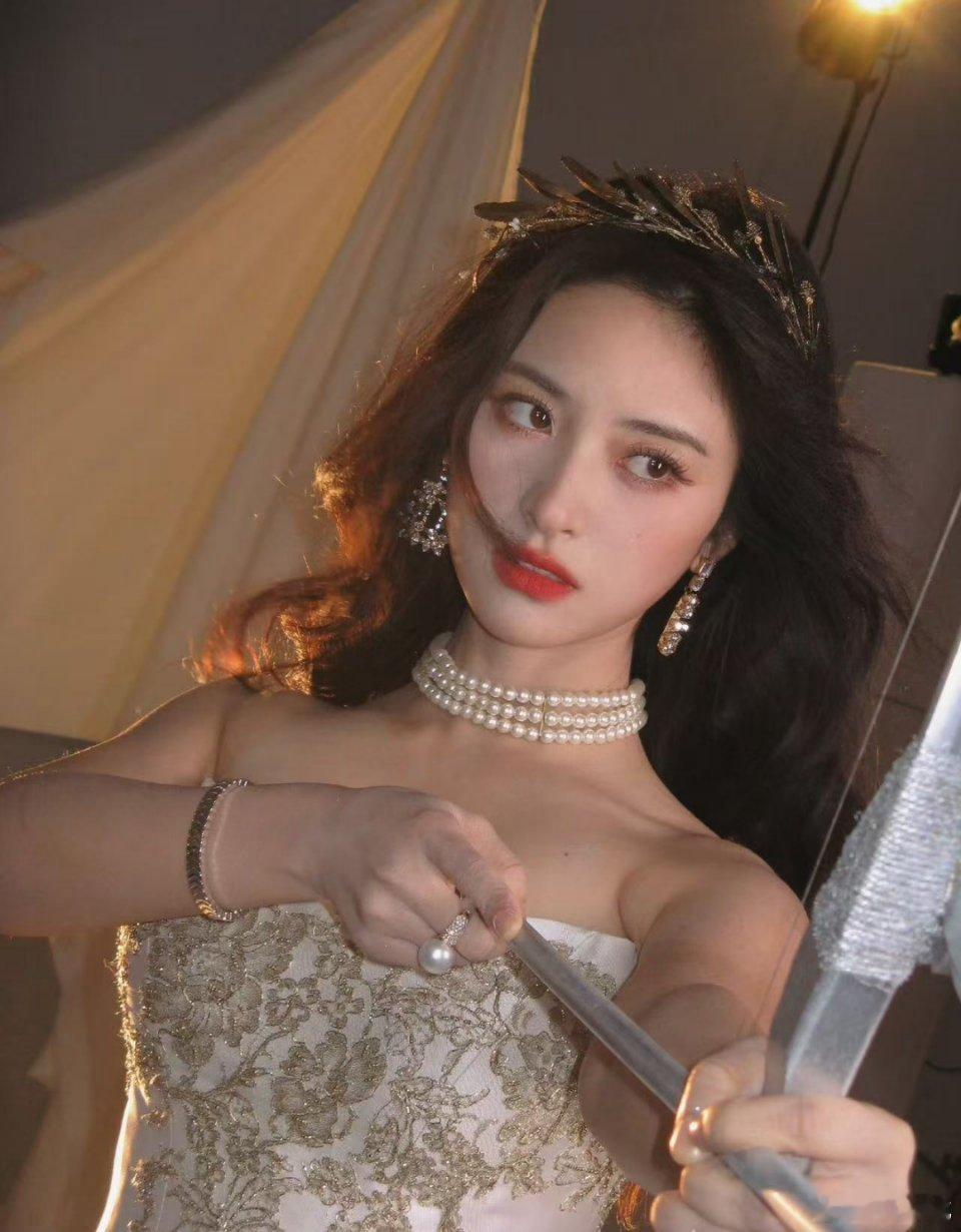 沈月镜头下的人物生命力拉满了沈月的镜头自带温柔滤镜！捕捉到的泛红耳尖、抬头瞬间