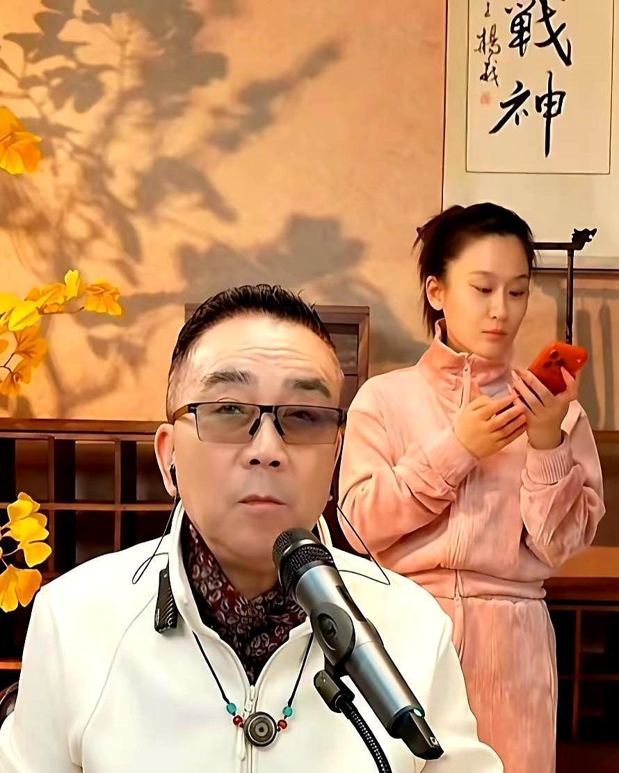 “小黑胖子”“郭老抖”，杨议在直播间里，把郭德纲损了个遍。谁能想到，这位拿