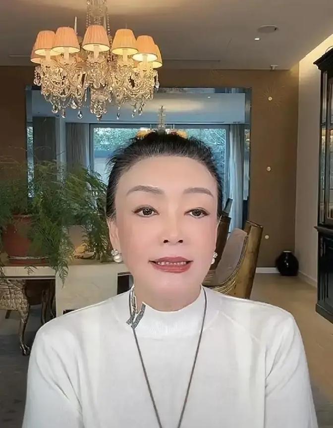 昨晚全网都在等他发疯，今天路人镜头里的汪小菲却在做这件事：蹲下身子，给怀孕的妻子