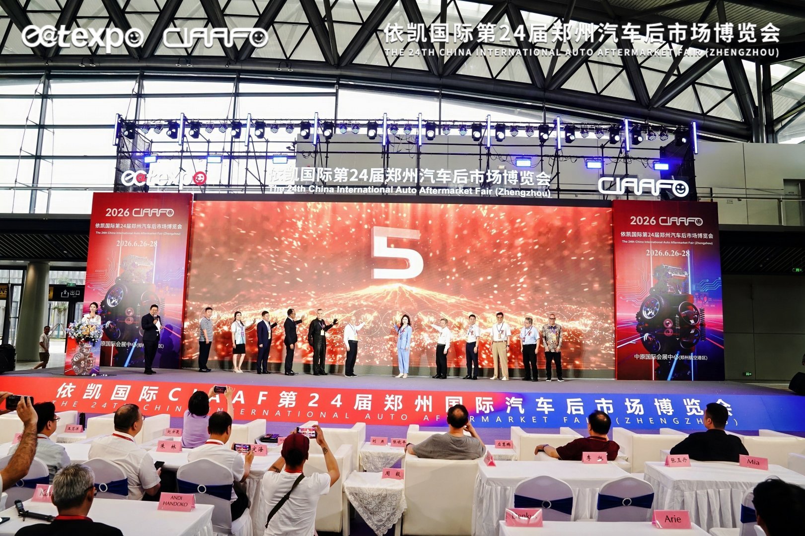 政策红利释放，中原盛会启幕！第24届郑州汽车后市场博览会开幕，超10万平米展区，