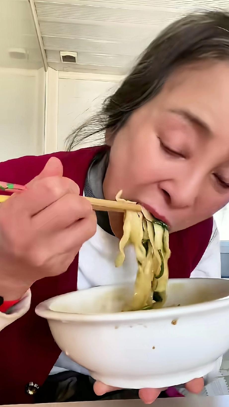 李勤勤又开启了干饭模式，她真的是太喜欢吃面了，她吃面的时候有个习惯，一边不停的搅