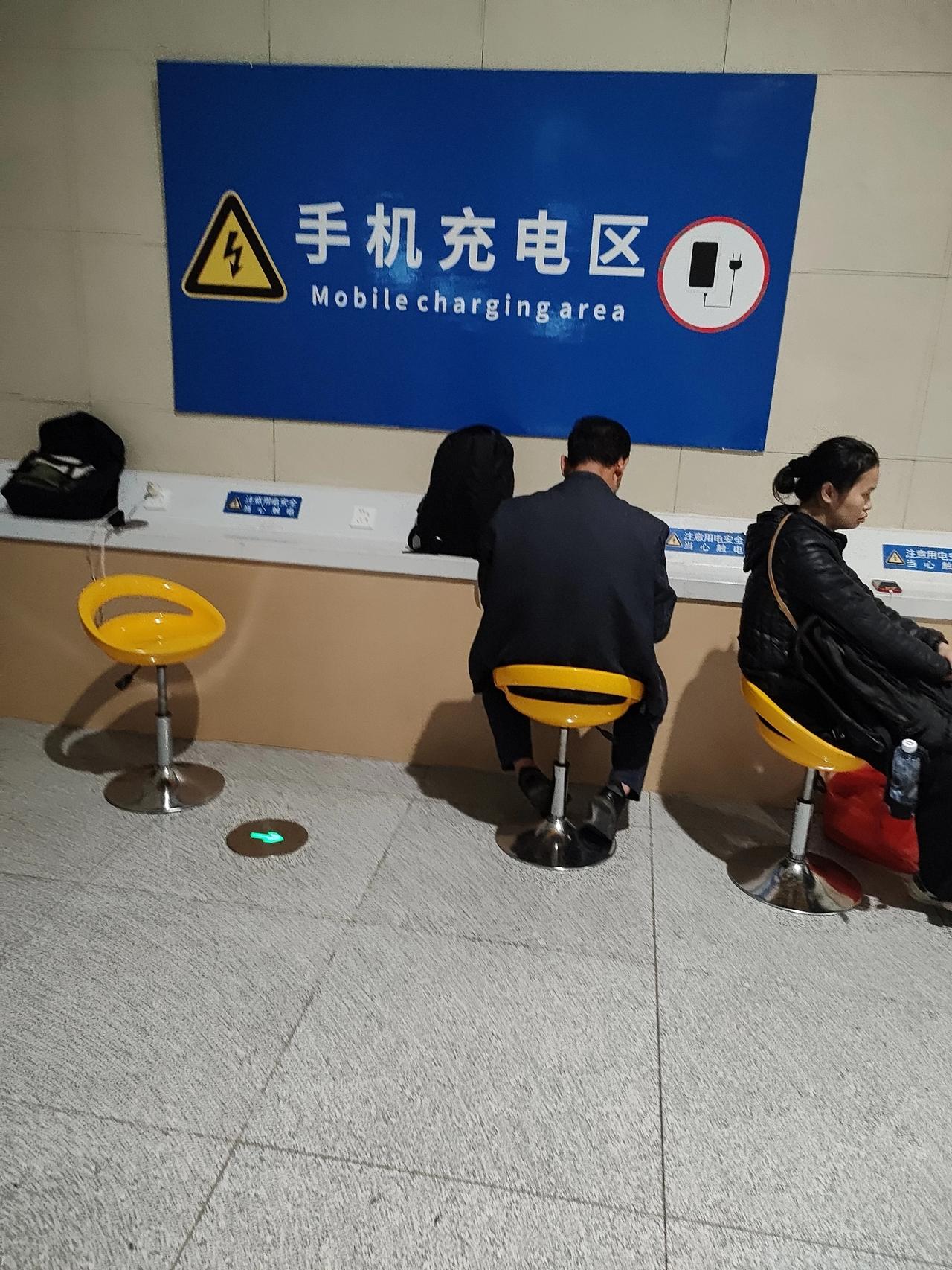 高铁站里面的这个特殊区域在现在的年轻人看来再平常不过了。而且是理所当然应该存在。