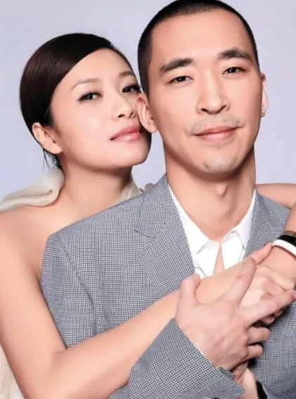 徐静蕾跟黄立行在美国过着悠闲的生活，那么徐静蕾收入的来源主要是三块，第一是她在国