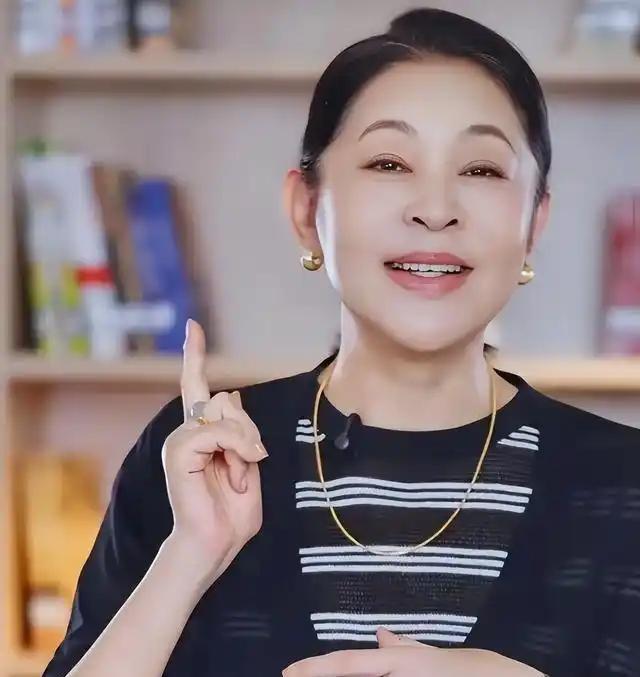 那个叫了别人“妈妈”的孩子，亲妈去哪了？倪萍和杨亚洲吵架那次，继子杨博突然站起