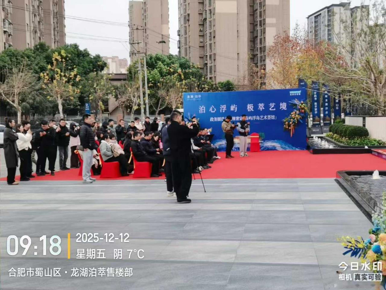 这么冷，还要在外面搞个售楼部开放仪式。开发商卖房子其实很多开销都是被营销，策划