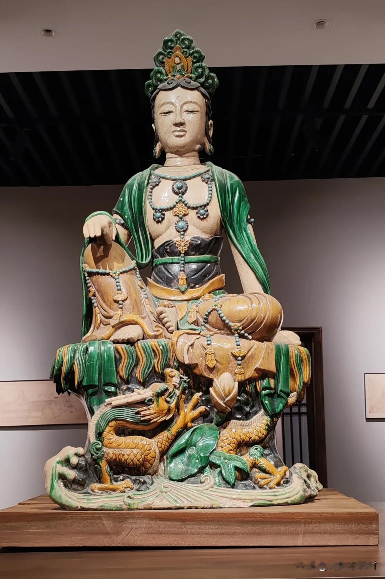 白马寺三彩水月观音：藏在釉色里的明代温柔站在白马寺美术馆的展柜前，一眼就被