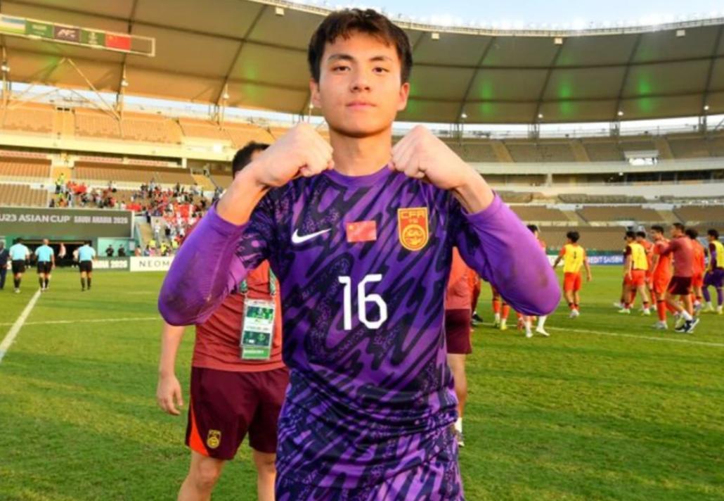 21岁的门将李昊，最近干了件怪事。亚洲杯一战成名，豪门捧着高价合同，排着队找上门