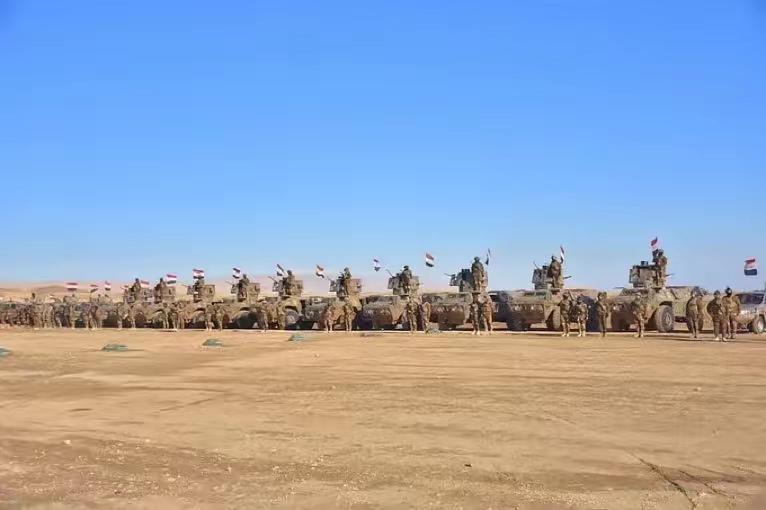 这才是真正的严防死守，伊拉克军队沿着叙利亚边境线，一字排开严防死守！朱拉尼的数万