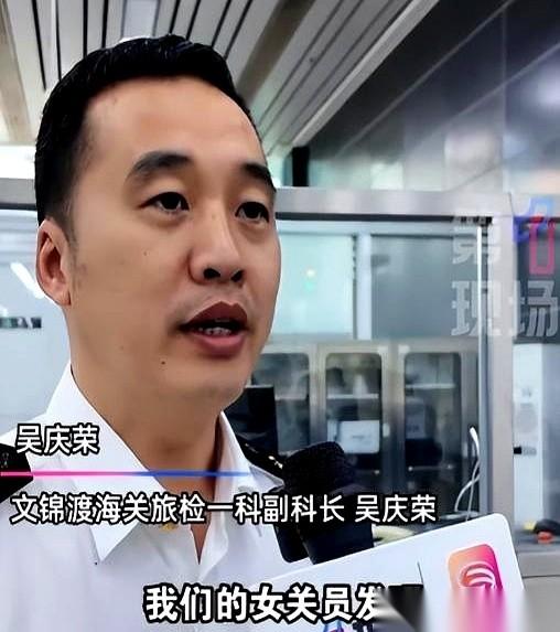 裙子一掀开，在场的人估计晚饭都吃不下了。两条大腿上，密密麻麻缠满了黑色的布条，