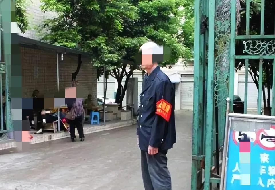 老人还要不要打工？楼下有老两口七十多岁了，在门卫室看大门，两个人只有一份工资，每