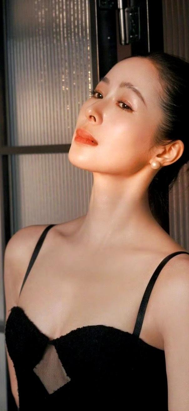 江一燕真的是个让人捉摸不透的奇女子。她出自北影02级本科班，当年同学里有年少