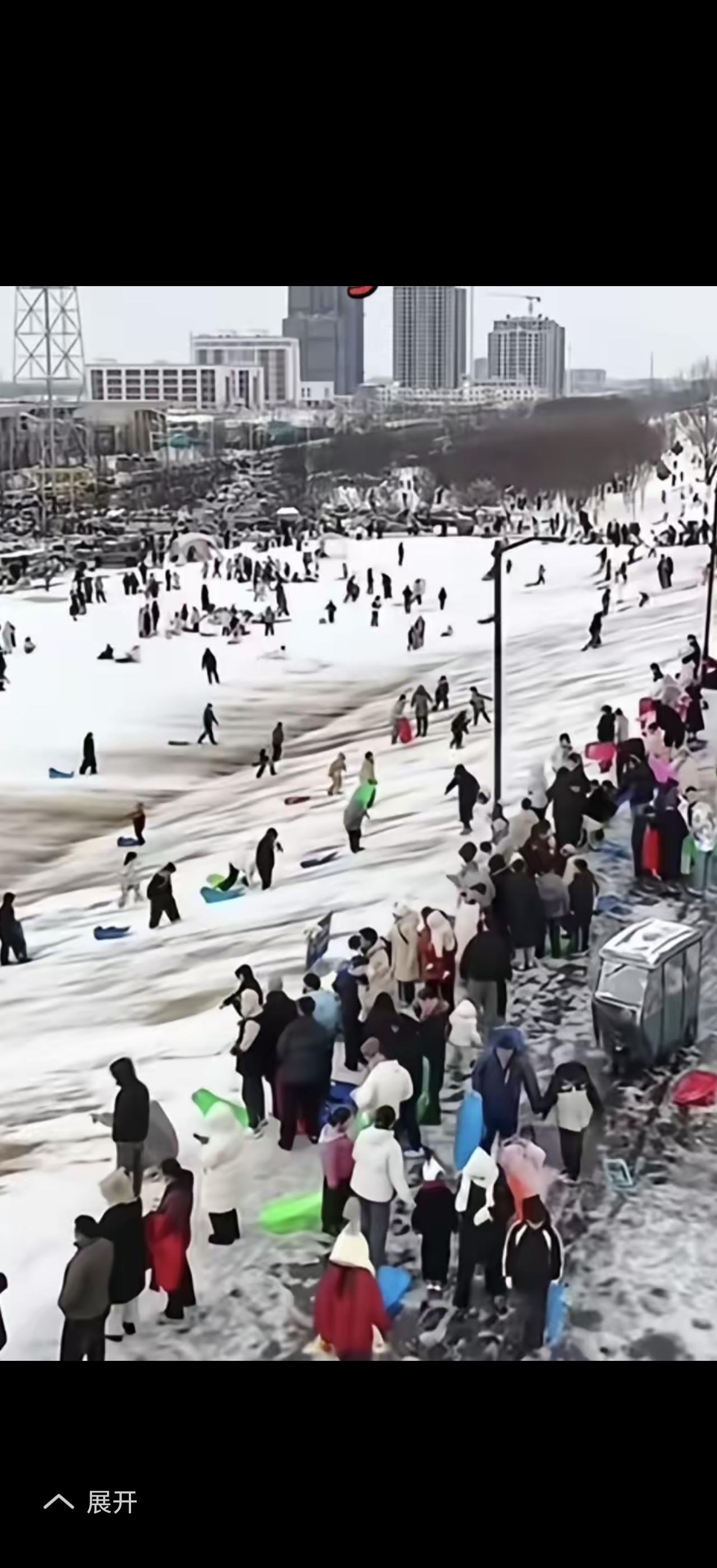 冬天到阜阳的河坝子天然滑冰场看看，就知道为啥这里是少年儿童的乐园了。我上次去，满