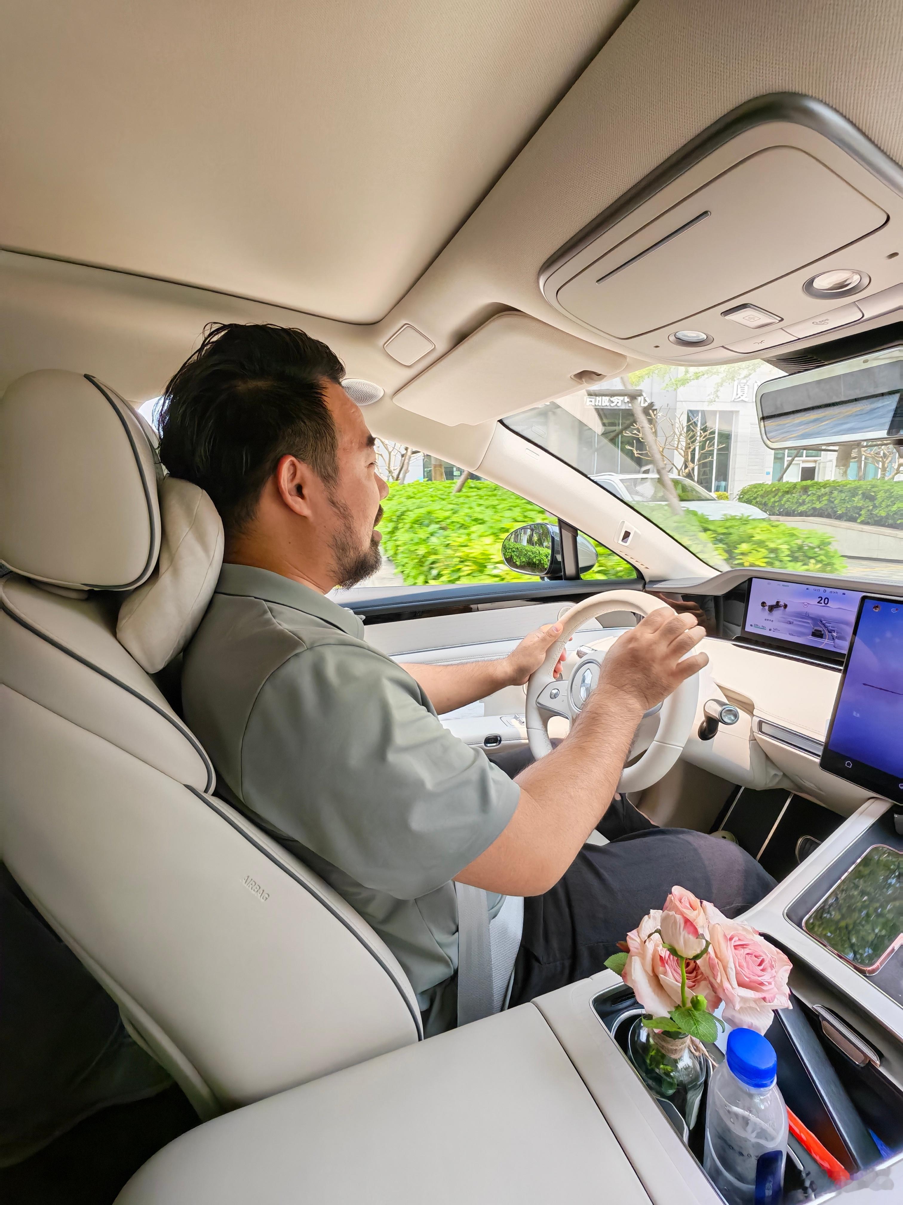 开我的车，驾驶位都不用调，还天天笑我矮