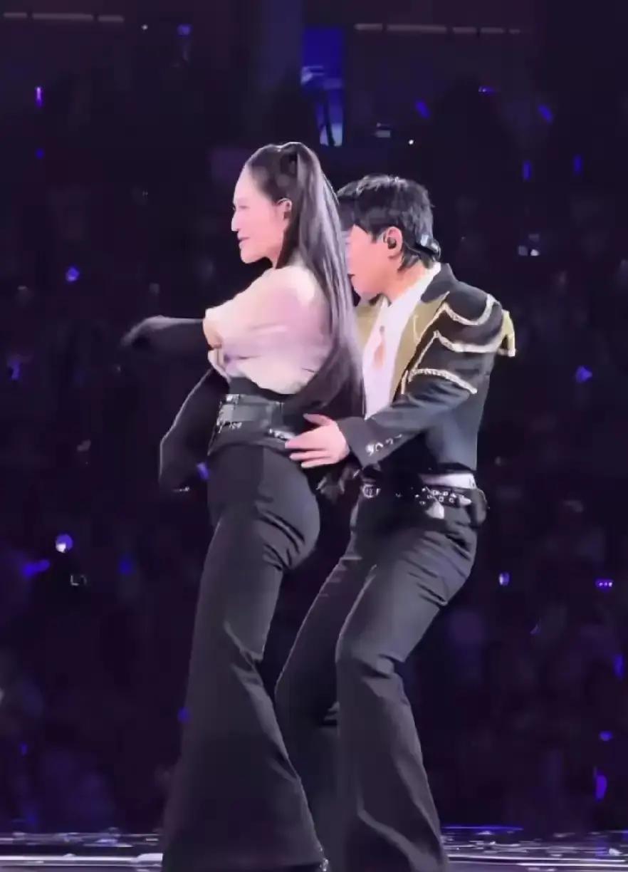 张杰演唱会第3排观众偷拍流出谢娜侧脸一出现，我前排女生直接喊妈呀。下巴确实