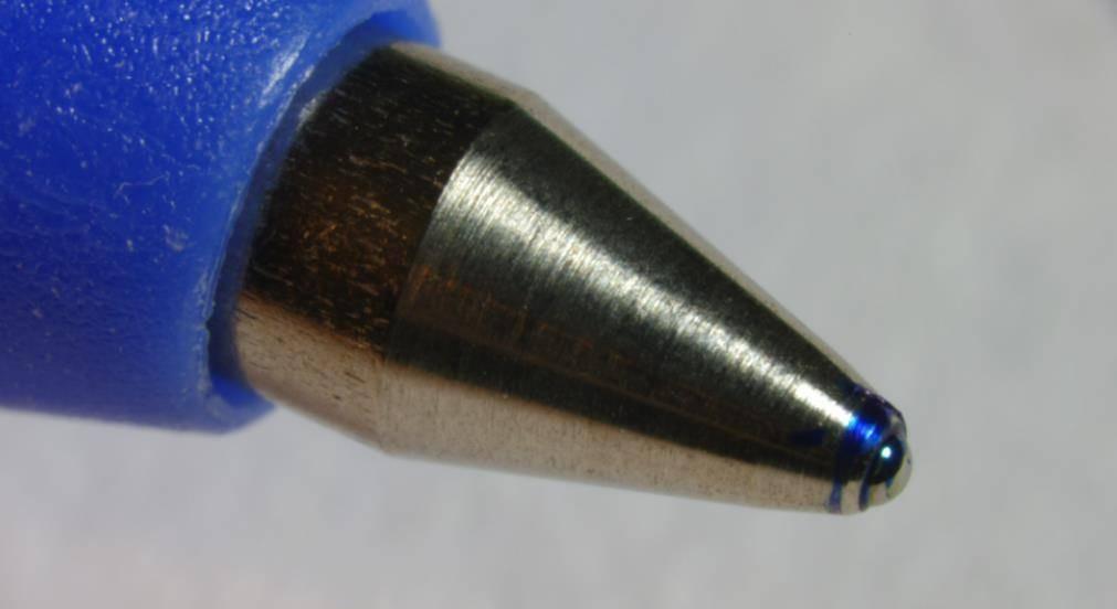 2014年，有西方媒体拿着一支圆珠笔调侃：“能造火箭的中国，连笔尖钢都要进口。”