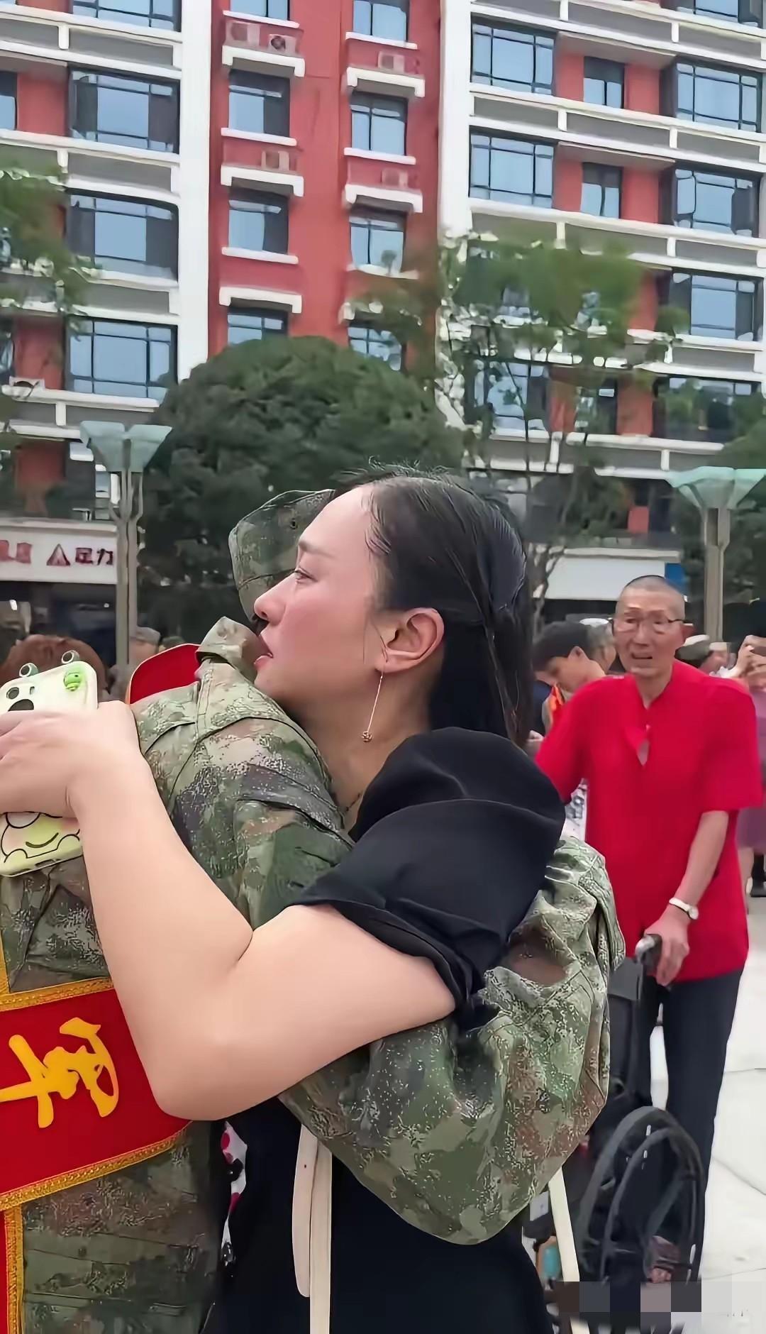 昨天，新兵入伍欢送会上，有个男孩站在队伍里，穿一身崭新军装，胸前大红花格外鲜艳。