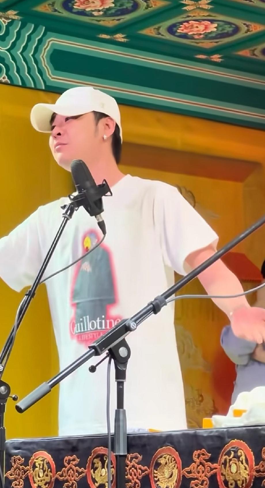 5月17日，张云雷小剧场演出竟然忘词了，这一回现场观众可来值了。张云雷穿着便