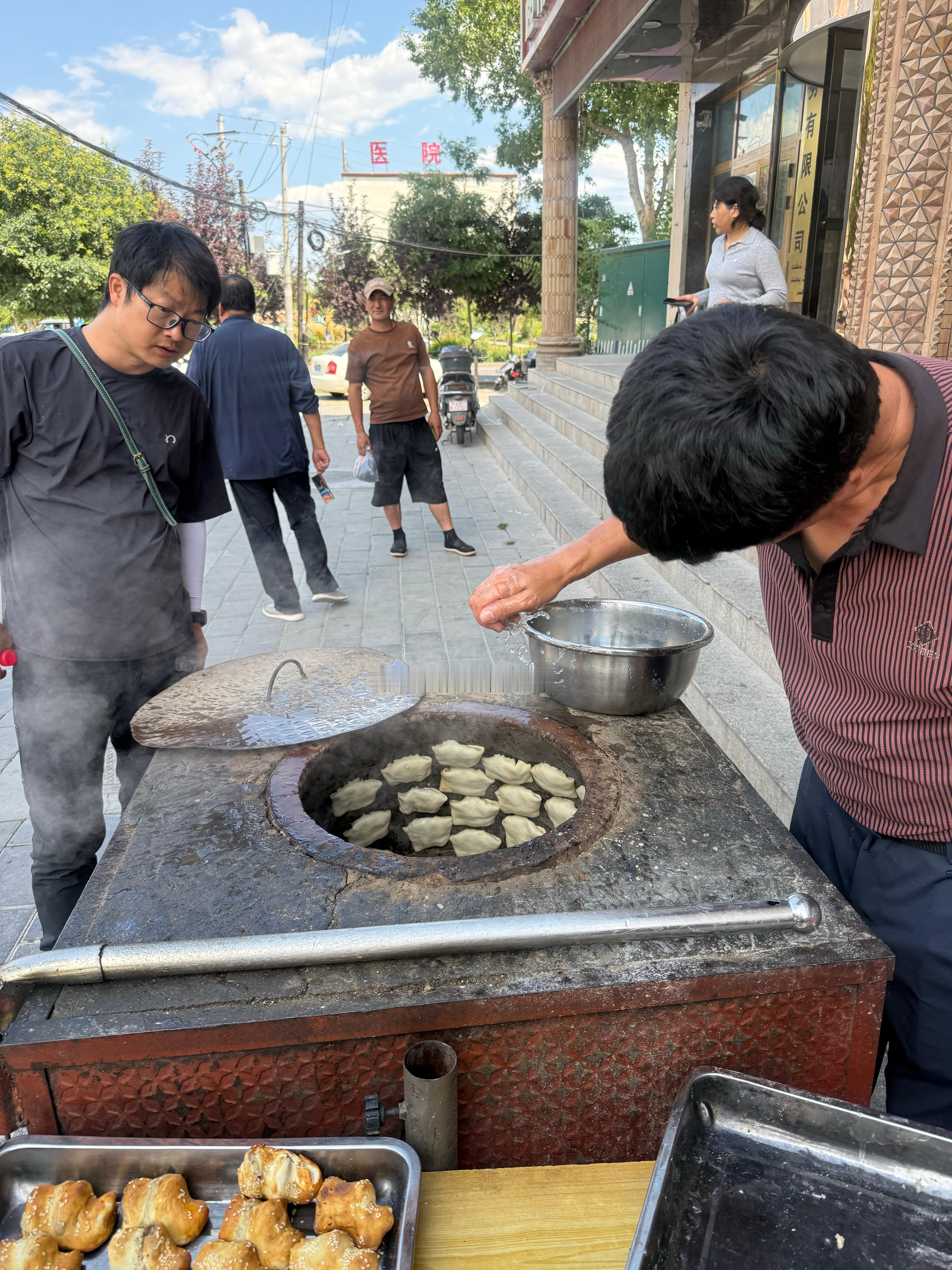 午饭在一家维族餐厅老板说，我们的菜都不辣点了两个饭两个面拌面妹尝了一口就辣哭了只