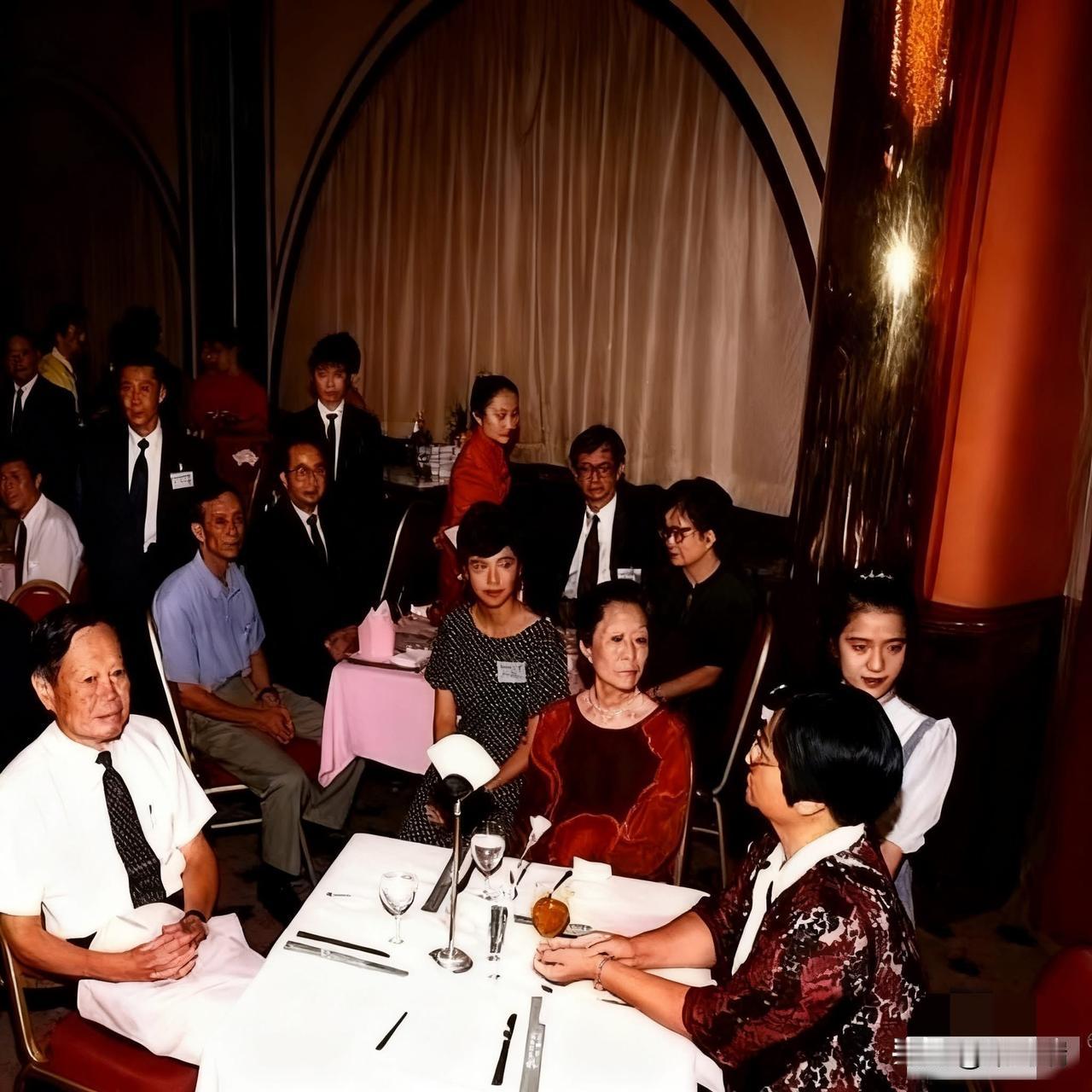 1995年，翁帆和杜致礼在一次用餐时，一张罕见的合影，从镜头中我们可以看到，杨振