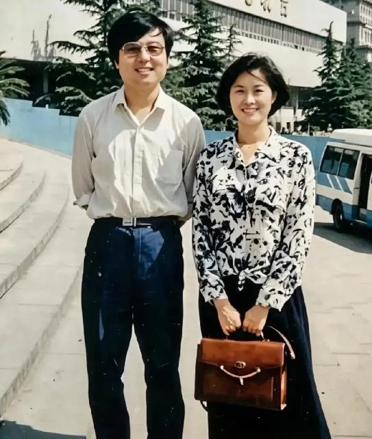 那张1994年的老照片里，敬一丹穿碎花衬衫配黑裙，笑得松弛又明亮。可真正戳人的不是颜值，是照片背后那