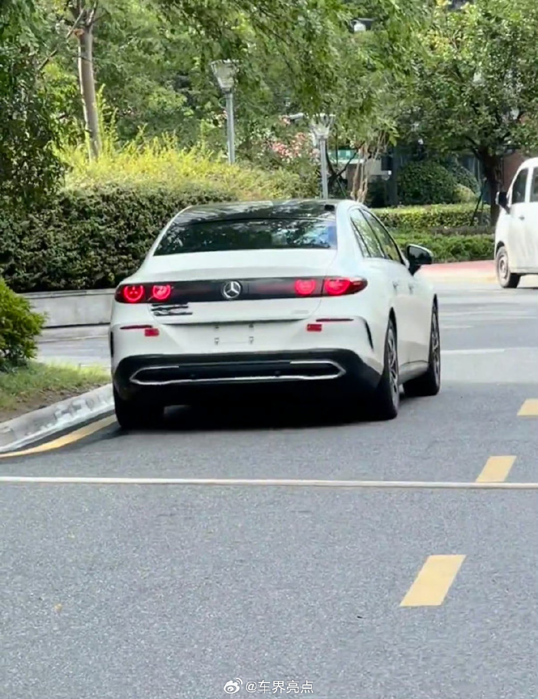 这个外观真下不了嘴[捂脸哭]奔驰是没有外观设计部门了？[汗]#车界亮点##汽车#​