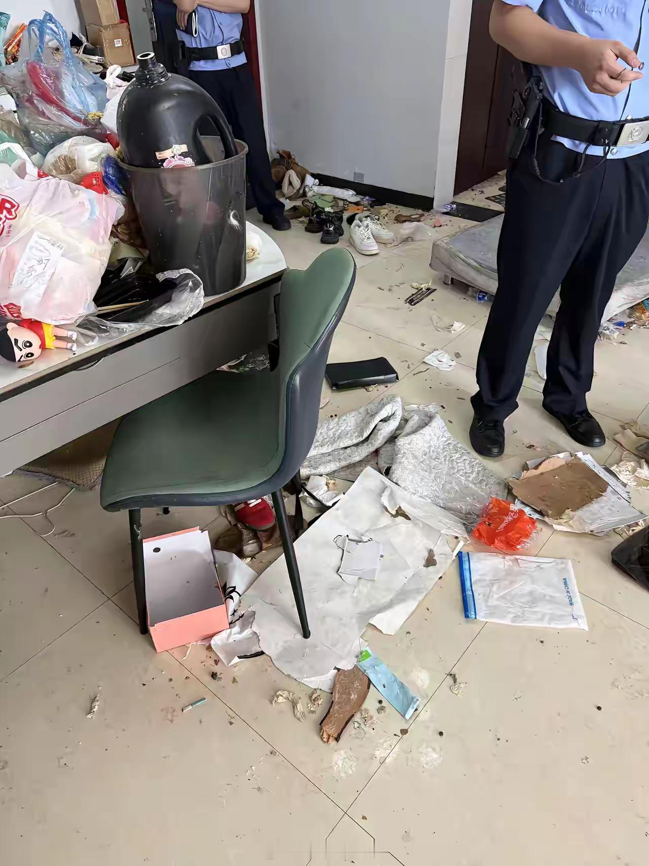 女租客跑路了，留下满地垃圾、杂物，还有猫屎、狗屎。房东进屋后直接懵逼，如今已报警