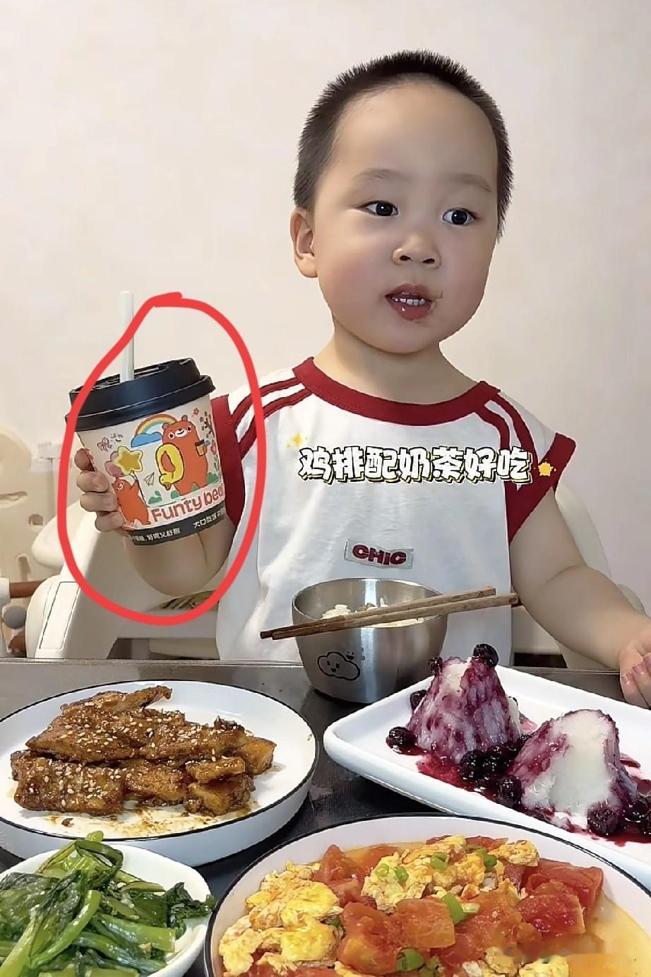 我终于发现了，米乐妈妈的真正目的。根本不是为了记录孩子日常，看到米乐手里的