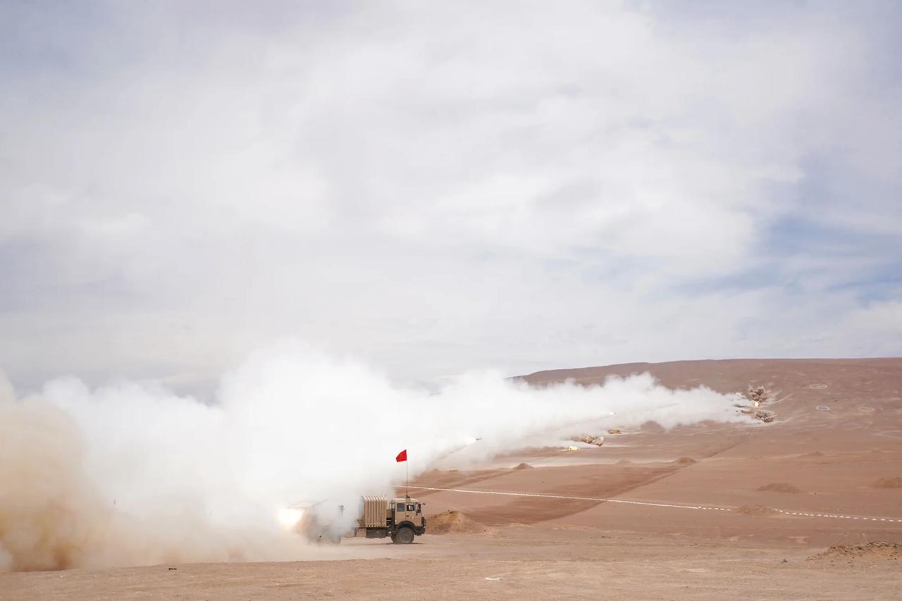 秘鲁军事演习中的中国90式火箭炮