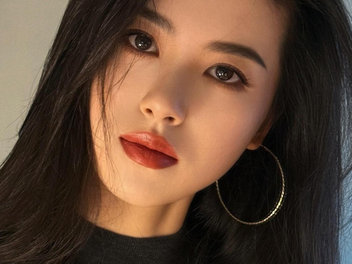 人间一隅的温柔光线漫过发梢时她的轮廓是未写完的诗行黑丝绒般的长发垂落