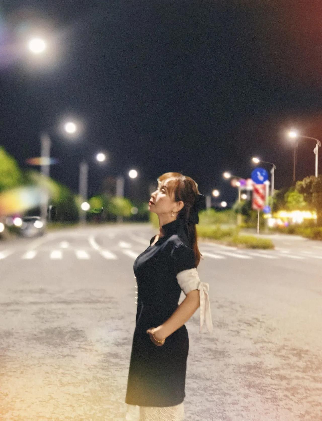 怎么穿搭会让人比较显温柔晚风吹的眼睛迷离！