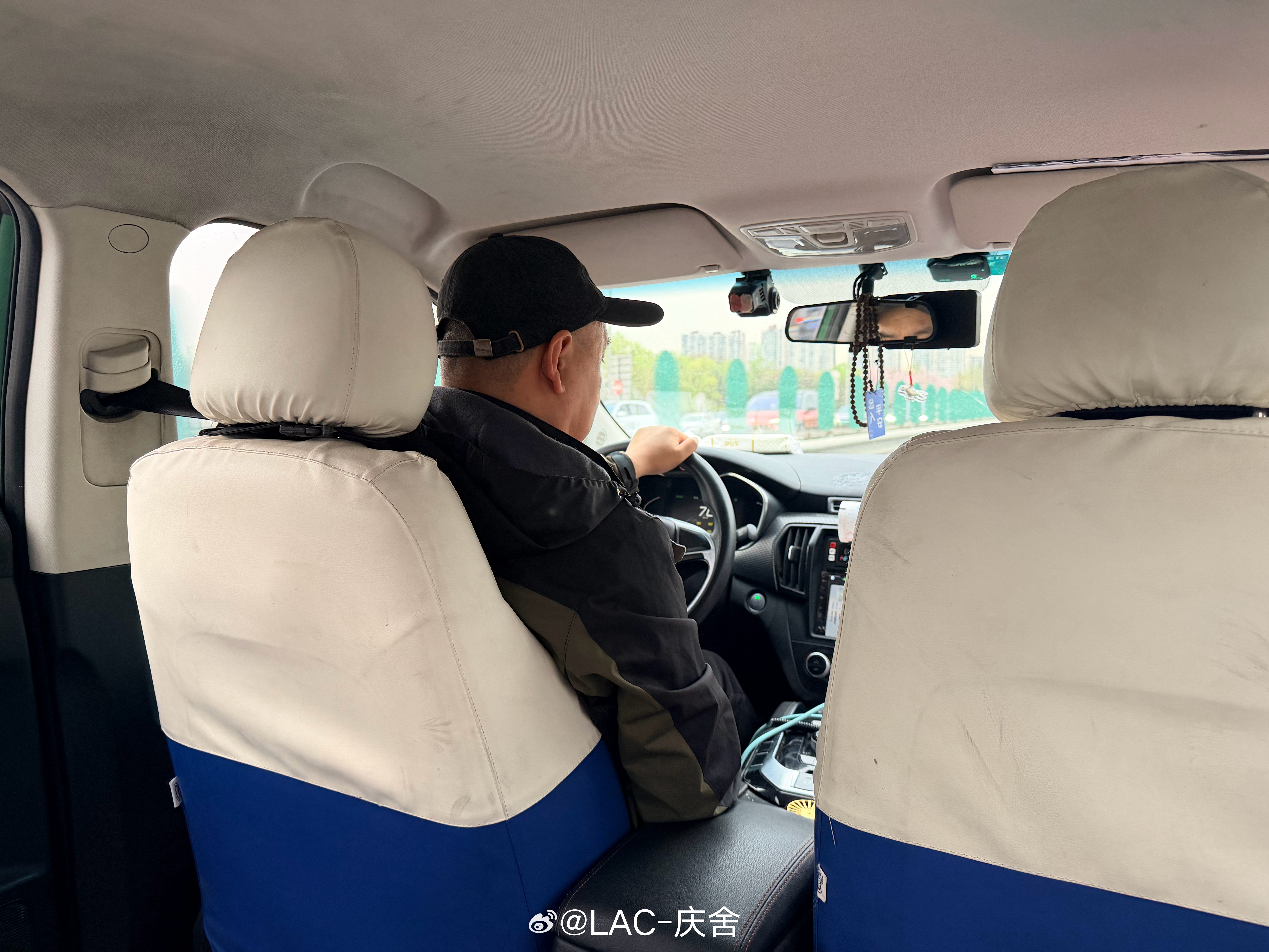 快到机场了，司机熬了一夜一直打哈欠我昨天两点半才睡，强忍着困意陪他聊天