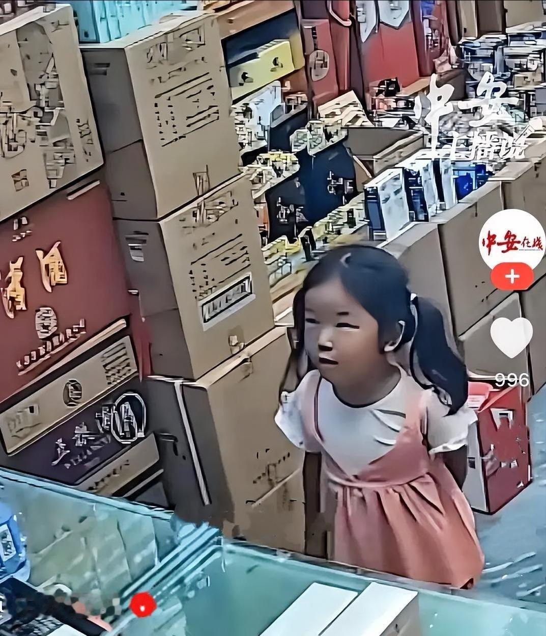 天津这位超市老板娘，真把人看破防了。7月3号，她给一个4岁小女孩洗了头，还洗了澡
