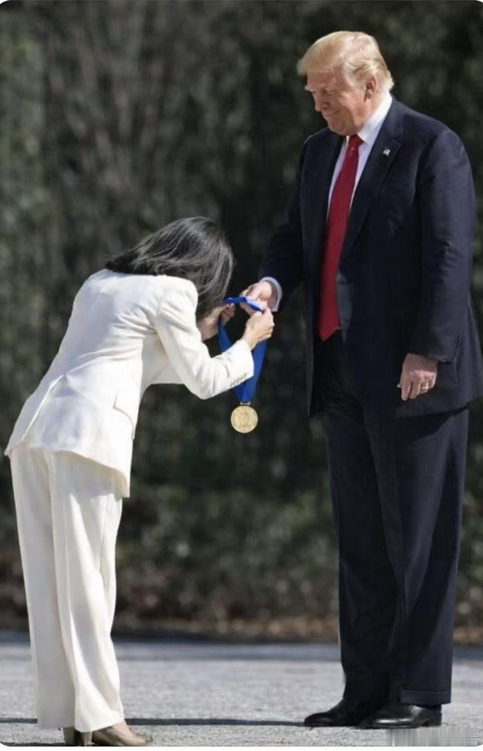 历史总是惊人的相似：1943年，挪威作家克努特。汉姆生获得了诺贝尔文学奖。他非常