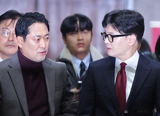 1月23日韩国国民力量党首张东赫结束“双特检绝食”后，前党首韩东勋的除名惩戒问题