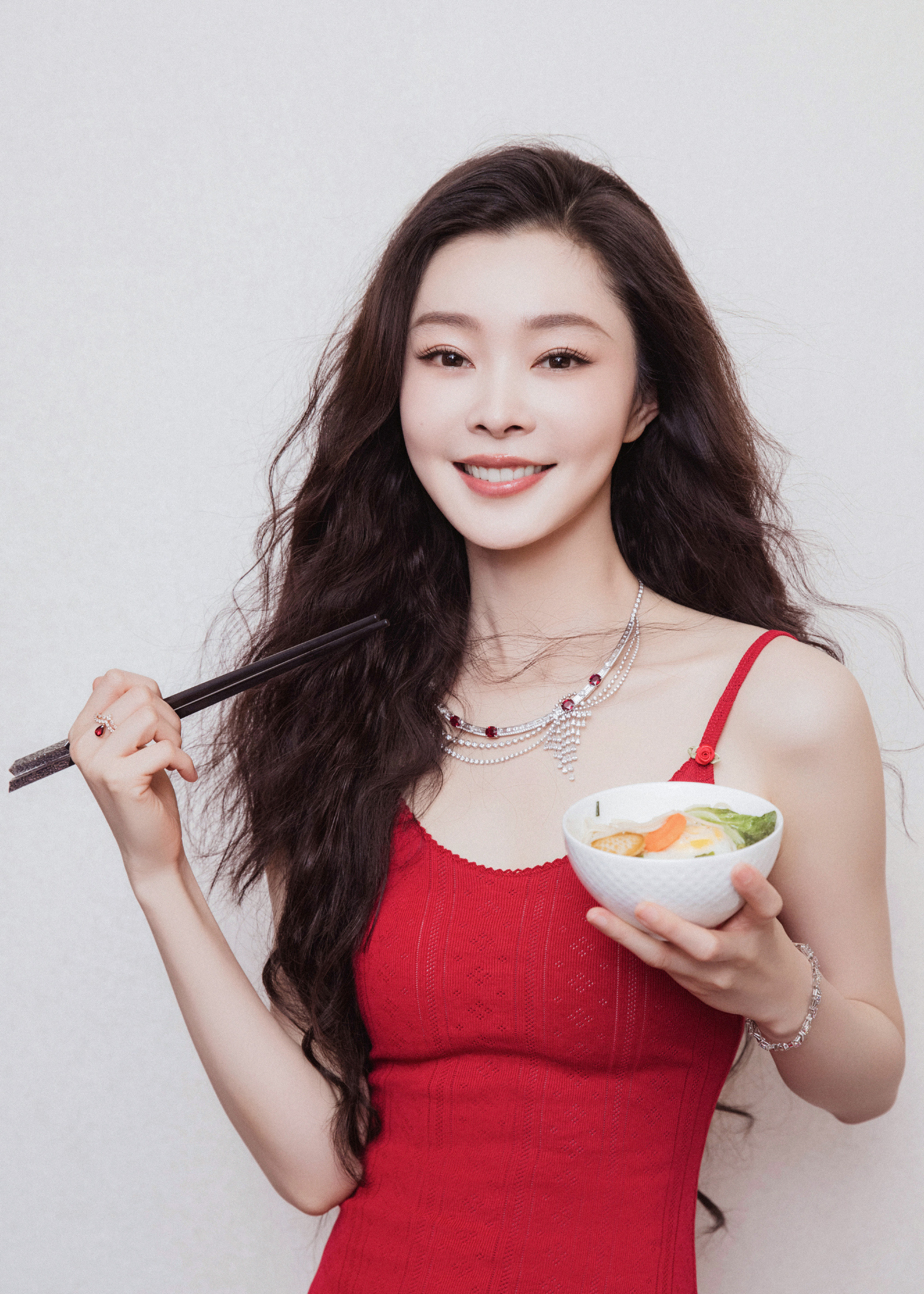 宋轶今日份美图集：红色吊带裙，温柔甜美。宋轶
