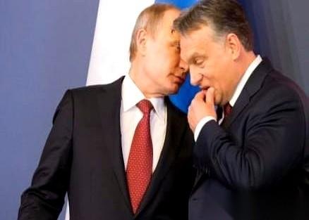 克里姆林宫评价匈牙利的奥尔班。话筒递到佩斯科夫嘴边，他先扶了一下，然后说，我们