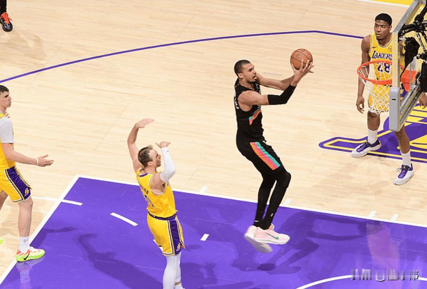 没招了！肯纳德谈文班亚马：“这家伙太夸张了。”“他真的是一个外星人。”