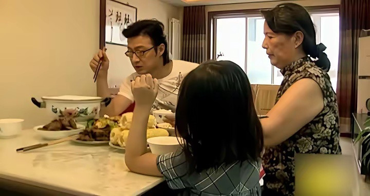 早年汪峰与母亲以及女儿小苹果在一起吃饭时的一幕，以及陪小苹果看电视！！！