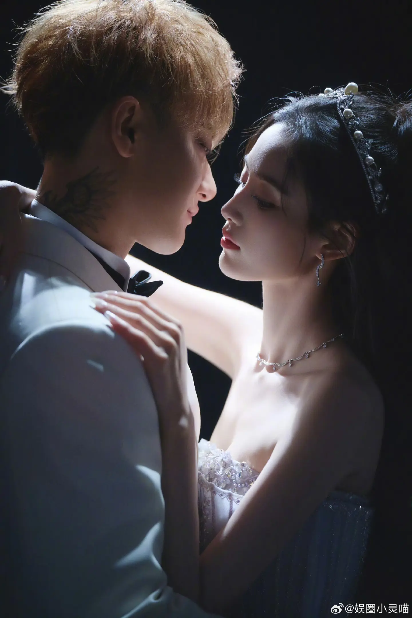 黄子韬婚纱照：黄毛也庄重