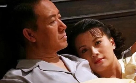 2004年，《亮剑》导演陈健，决定让唐国强饰演李云龙，片酬是50万，唐国强一口回