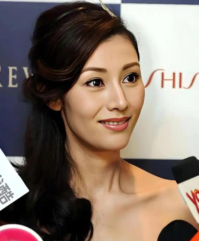 1992年，刘銮雄向宝咏琴提出了离婚，宝咏琴提了三个条件：“第一，给我买一部私人