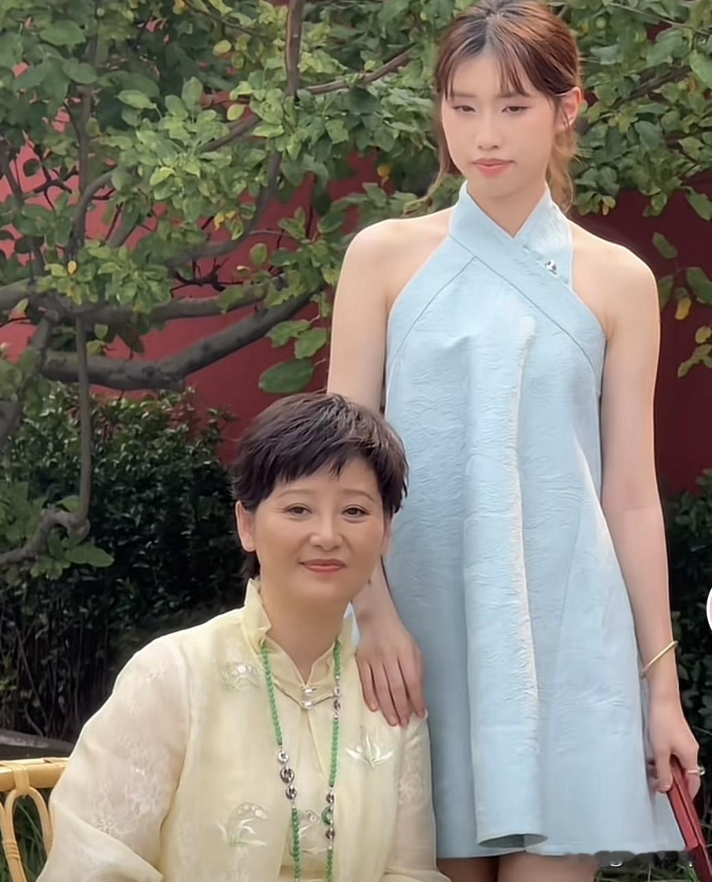 徐帆带着女儿徐朵参加活动，徐朵很乖巧地站在妈妈旁边一起参与拍摄。女大十八变，相比