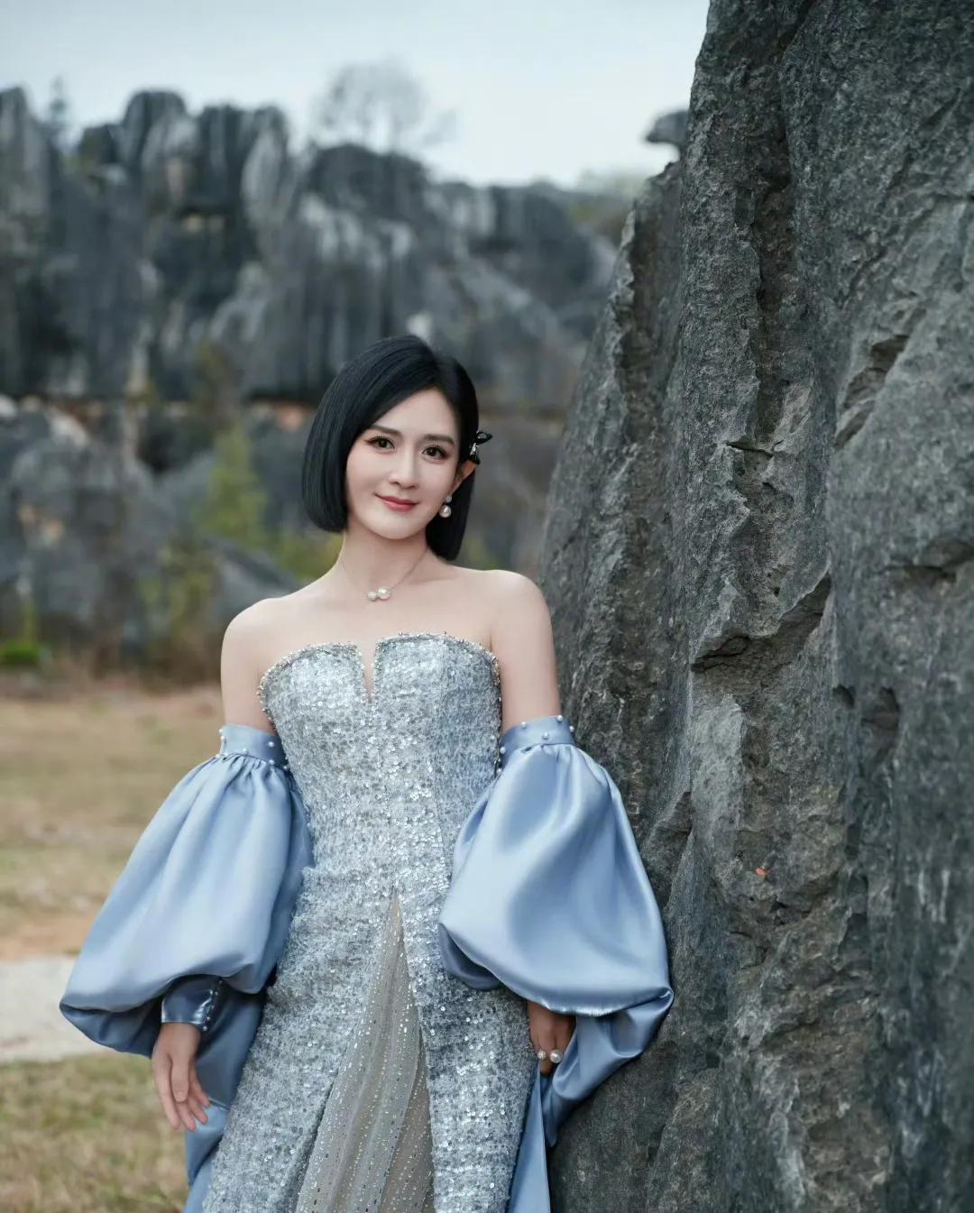 小辣李嘉琦发文说爱谢娜，这是什么梗？呵呵，原来是这么回事：谢娜生日，李嘉琦发