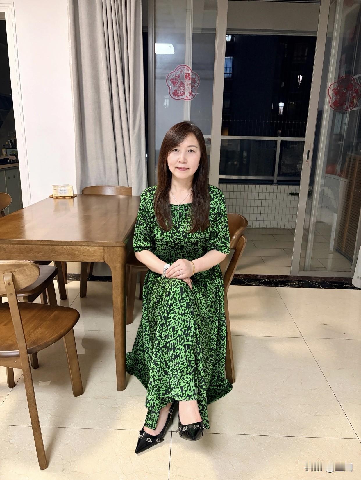 有什么有气质、有质感的连衣裙推荐绿衣美人倚木桌，笑语盈盈意自闲。