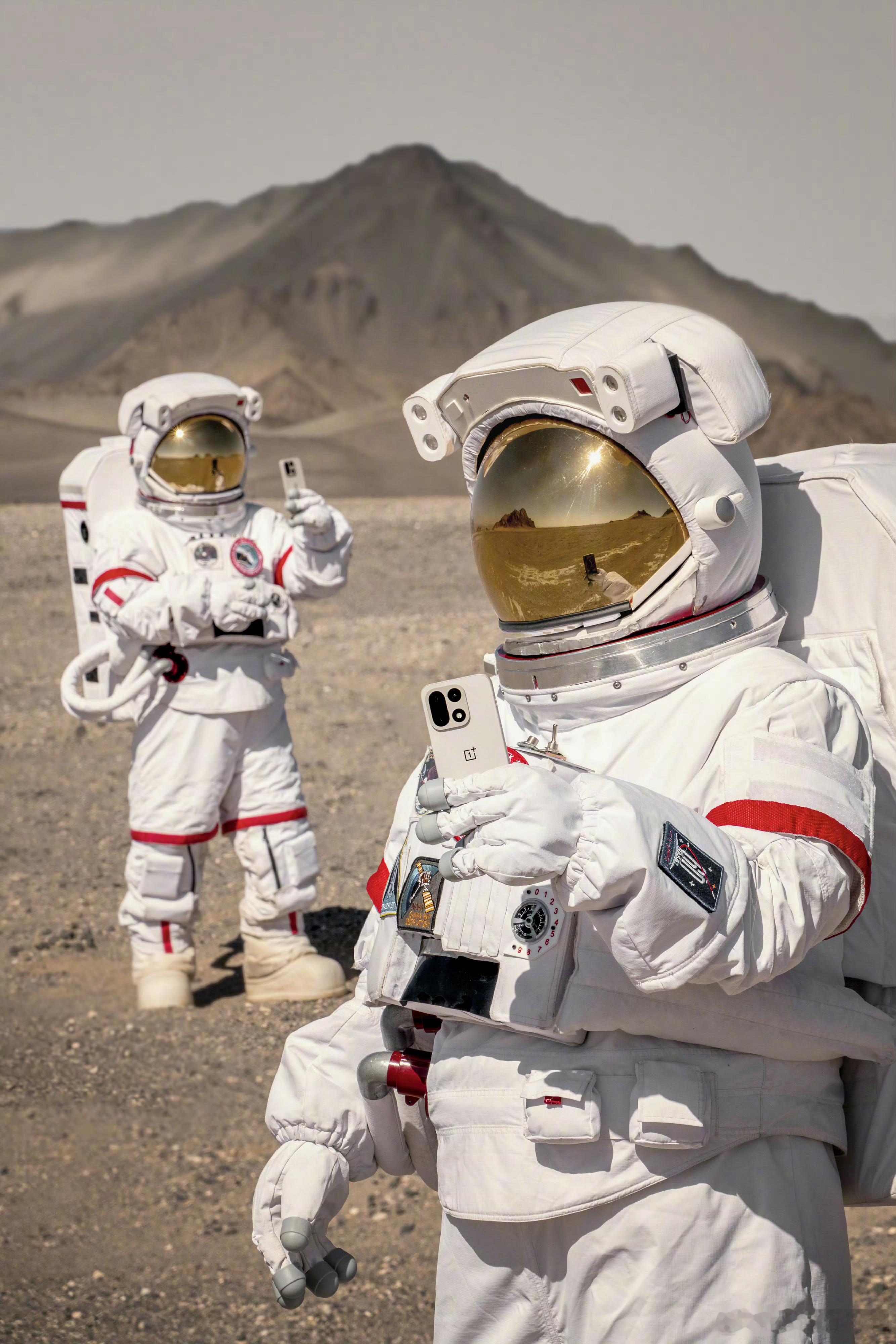 这组一加15「原色沙丘」拍的有点牛逼啊，火星上拍的吗[大笑]📷：​​​